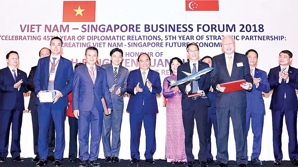 Thủ tướng Nguyễn Xuân Phúc  chứng kiến lễ trao các văn kiện hợp tác giữa hai nước tại diễn đàn. Ảnh: TTXVN