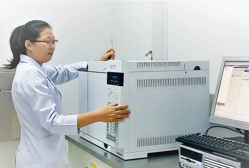 Nhà khoa học nữ điều chế dược chất phóng xạ điều trị ung thư tại  Bệnh viện Chợ Rẫy, TPHCM.     Ảnh: V.GIA