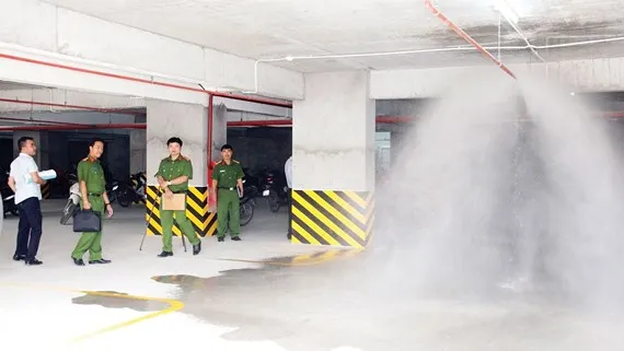 Kiểm tra hệ thống chữa cháy tự động tại tầng hầm một chung cư trên địa bàn quận 12, TPHCM. Ảnh: TUẤN VŨ