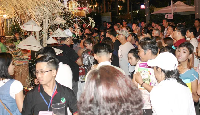 Trọng tài viên cần nâng cao chuyên môn, kiến thức pháp luật trong các lĩnh vực như du lịch, tài chính, bảo hiểm... Trong ảnh: Du khách tham gia một sự kiện du lịch do TPHCM tổ chức