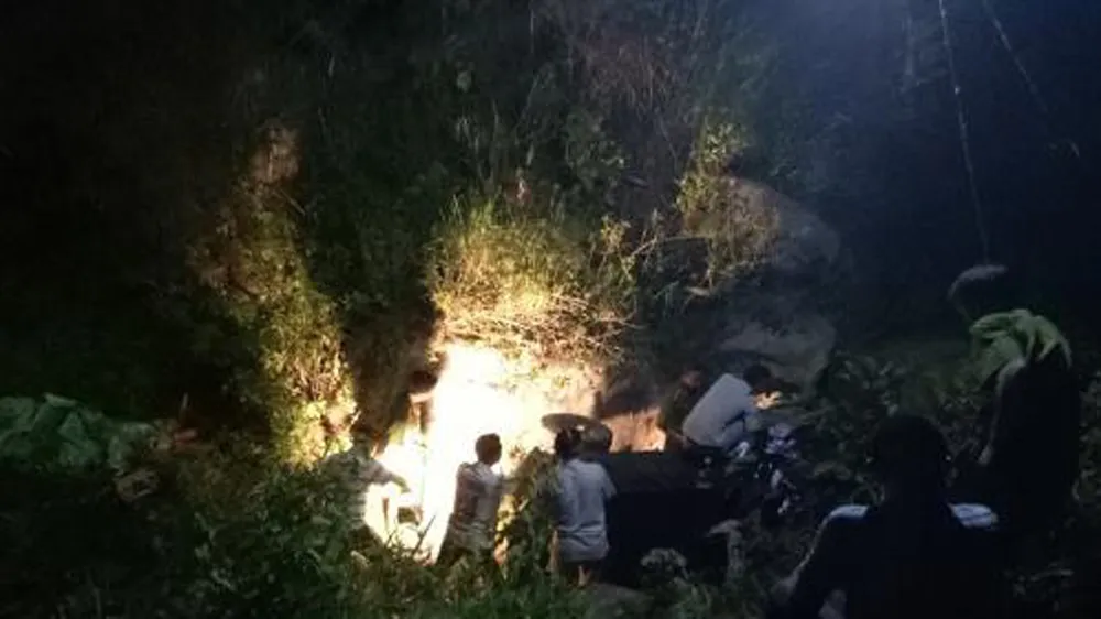 Hiện trường vụ xe công nông lao xuống vực làm nhiều học sinh thương vong. Ảnh: TTXVN 