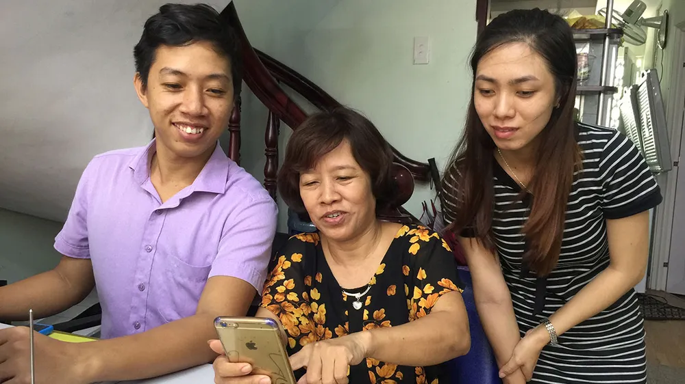 Qua nhóm Zalo, bà Lê Thị Dung (giữa) phổ biến cho nhân viên thông tin  về thủ đoạn  của tội phạm