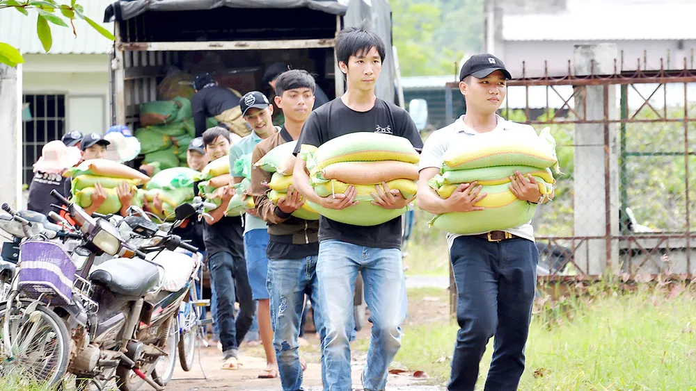 Nhóm thiện nguyện Bụi kết nối mang đến xã Phan Sơn 595 phần quà tặng học sinh và hộ nghèo