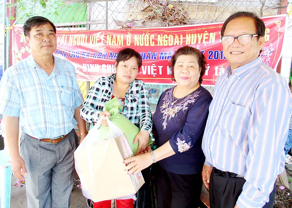 Vợ chồng ông Chương (bên phải) tặng quà đồng bào nghèo trong dịp Tết 2018