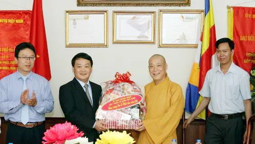 Phó Chủ tịch, Tổng Thư ký Uỷ ban Trung ương Mặt trận Tổ quốc Việt Nam Hầu A Lềnh chúc mừng Giáo hội Phật giáo Thành phố Hà Nội. Ảnh: TTXVN