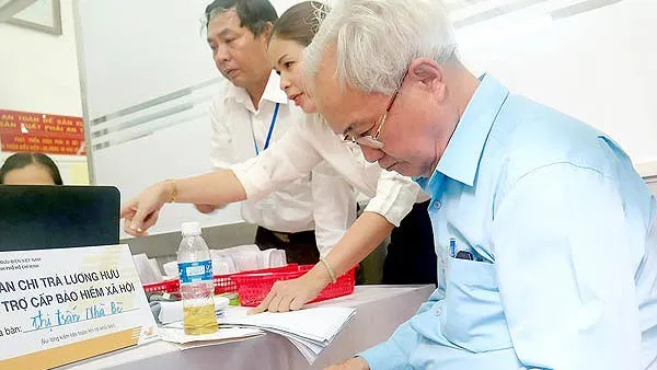 Không được nghỉ hưu sớm  vì… sinh cuối năm