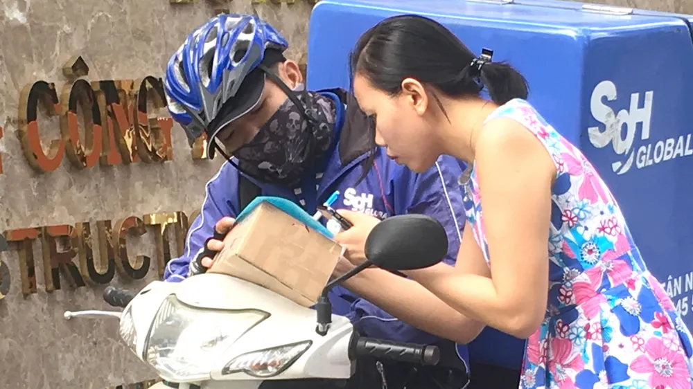 Ký tên nhận hàng đặt mua qua mạng                       Ảnh: THÀNH TRÍ 