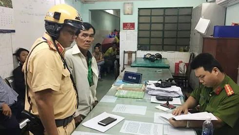  CSGT bàn giao một đối tượng giả dạng GrabBike để cướp giật tài sản cho công an địa phương