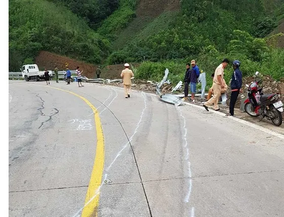 Hiện trường vụ tai nạn giao thông mới đây trên đèo Lò Xo khiến hàng chục người thương vong