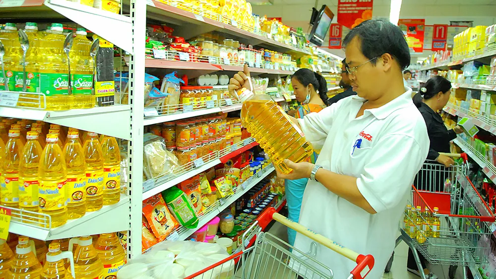 Sử dụng chai nhựa không tốt cho môi trường  Ảnh: THÀNH TRÍ