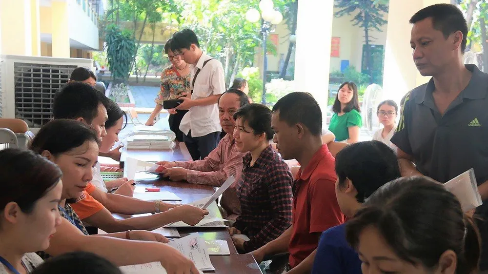 Phụ huynh Hà Nội rút - nộp hồ sơ vào lớp 10 sáng 5-7.         Ảnh: LÊ HÙNG