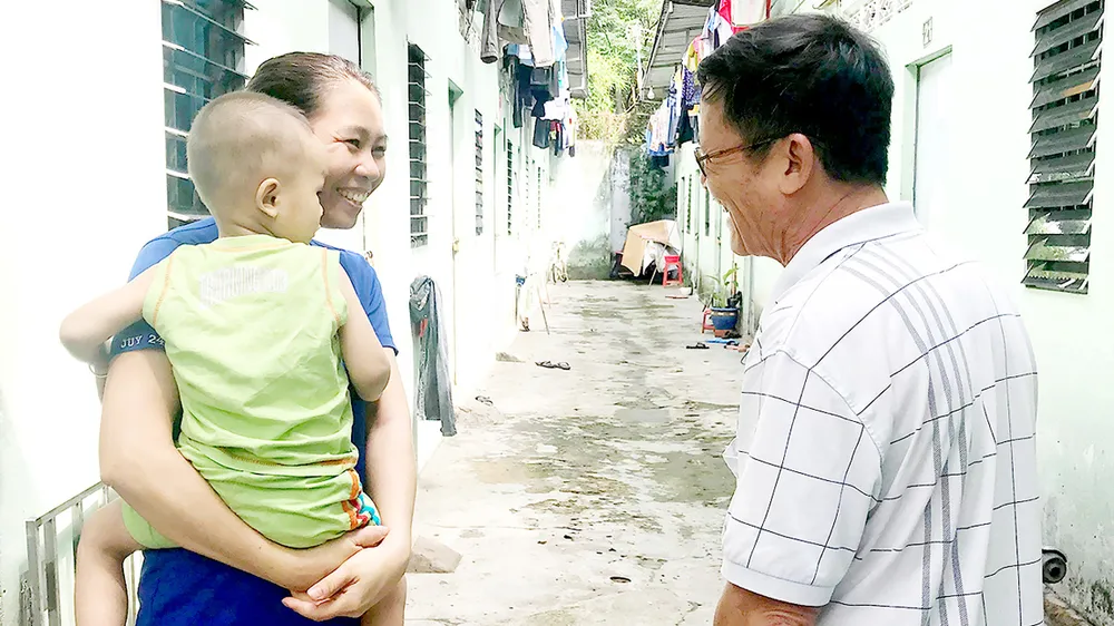 Ông Phạm Xuân Vinh thăm hỏi công nhân ở trọ       Ảnh: KIỀU PHONG