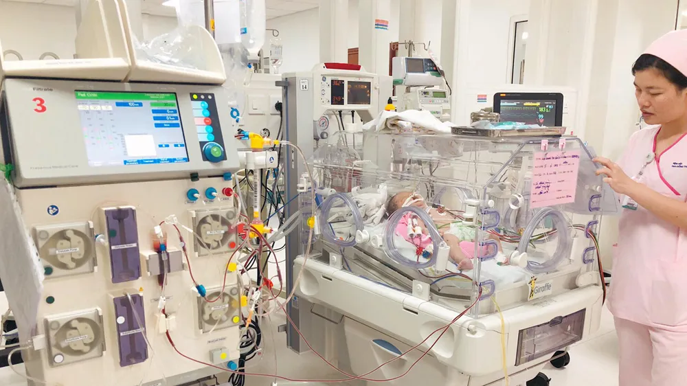 Hiện bé đã tỉnh táo hoàn toàn, bú sữa mạnh, tăng cân và chuẩn bị xuất viện