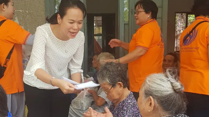 Hơn 300 triệu tặng quà bệnh nhân phong ảnh 2