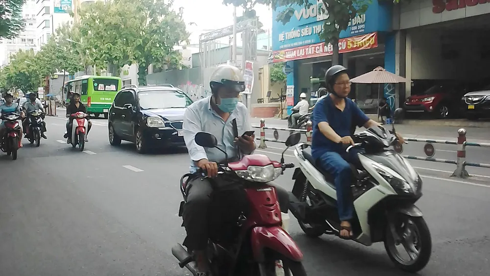 Vừa lái xe vừa xem tin nhắn trên điện thoại di động  luôn tiềm ẩn nguy cơ tai nạn giao thông rất cao