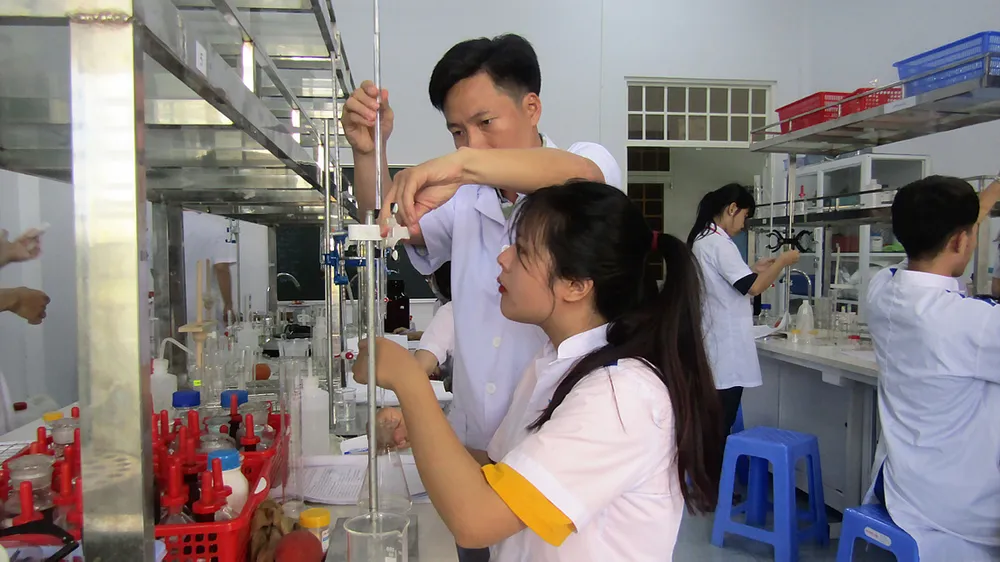 SV khoa Dược trong giờ kiểm tra thực hành.  Ảnh: NÔNG NGÂN