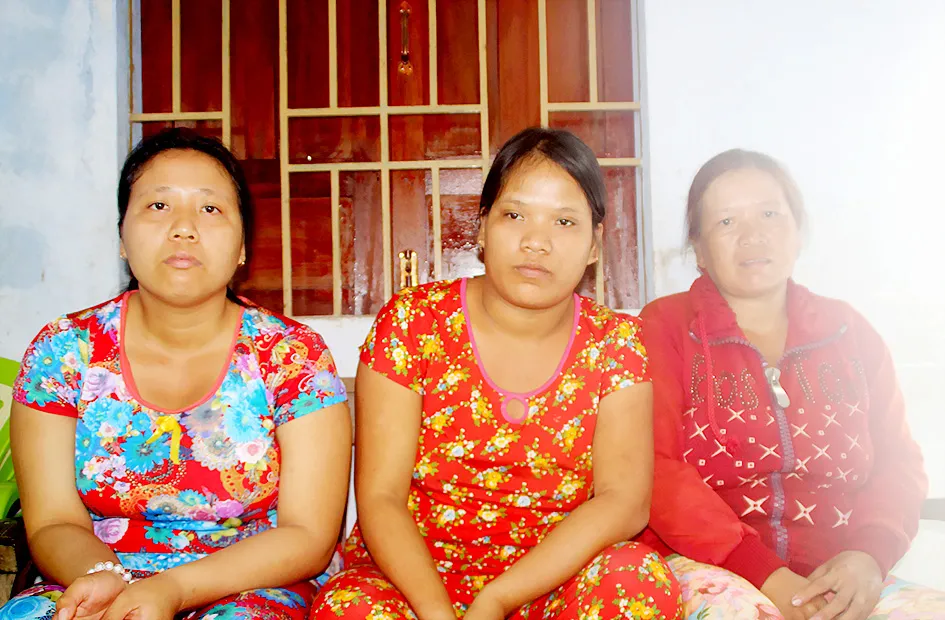 Chị Vân (bìa phải) và hai con gái bệnh tâm thần