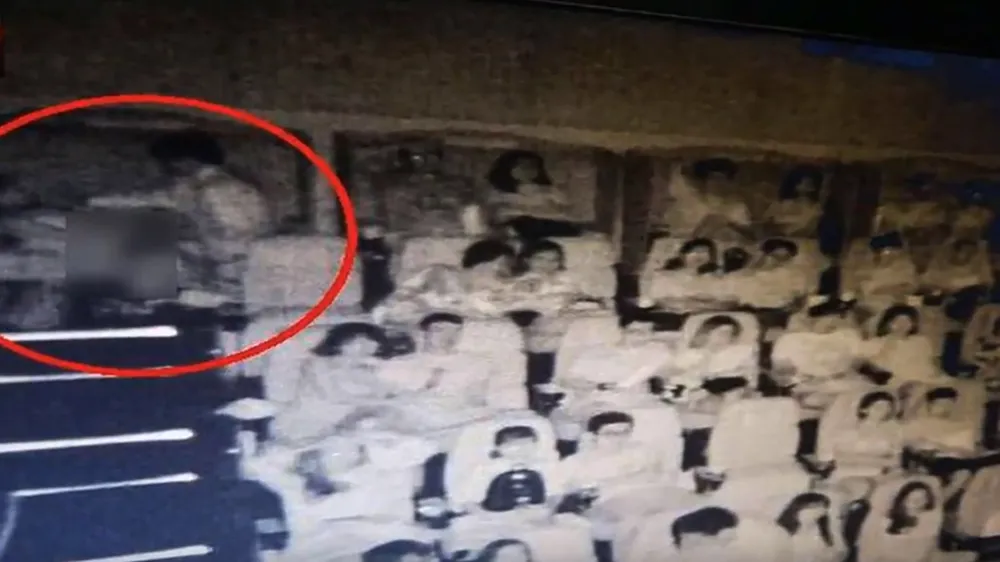 Đôi nam nữ có những hành động thân mật quá đà trong rạp chiếu phim CGV  và bị nhân viên rạp phát tán lên mạng xã hội 