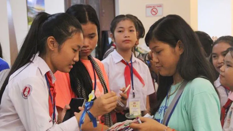 Thiếu nhi Việt Nam, Lào, Campuchia trao đổi thông tin liên lạc tại trại hè. Ảnh: TTXVN