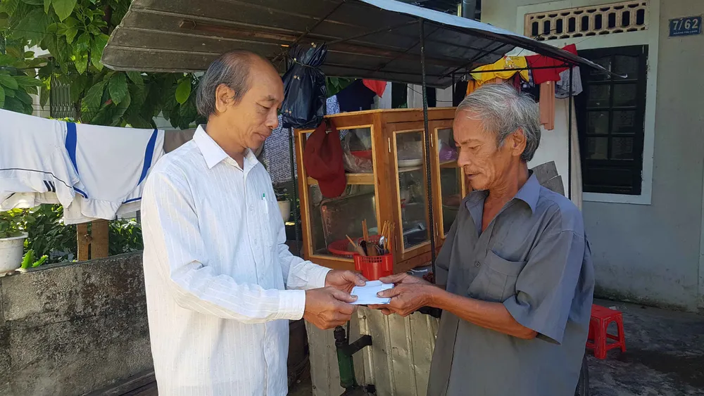 Trao tiền giúp gia đình ông Chinh có vợ bệnh nặng, cháu nội khuyết tật