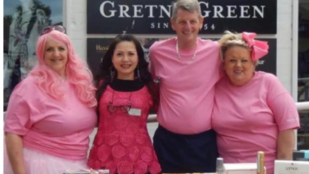 Chị Lily cùng đồng nghiệp trong một buổi bán hàng từ thiện                                                                                      Ảnh: LÂM VĂN