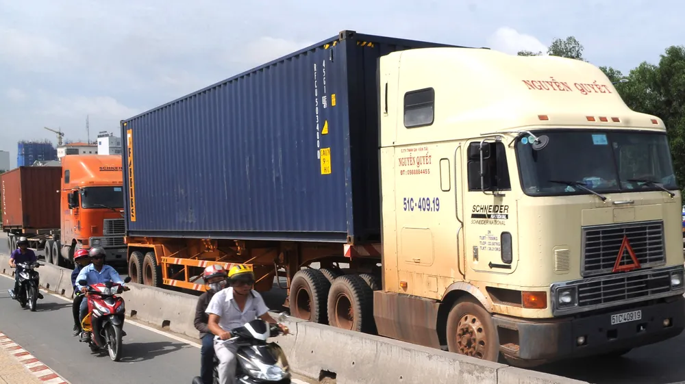 Vận tải bằng đường bộ chi phí còn cao   Ảnh: Thành Trí