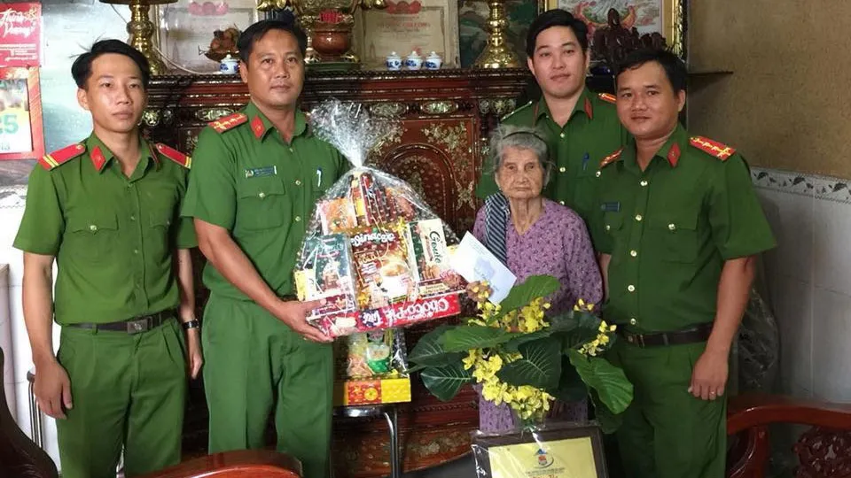 Hành quân dã ngoại kết hợp công tác xã hội