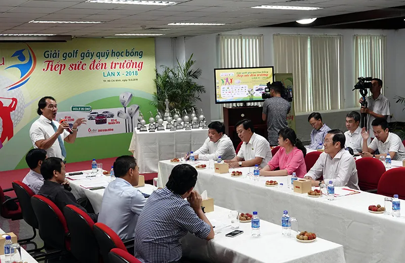 Trưởng BTC Lê Quốc Phong phát biểu tại buổi giới thiệu giải golf