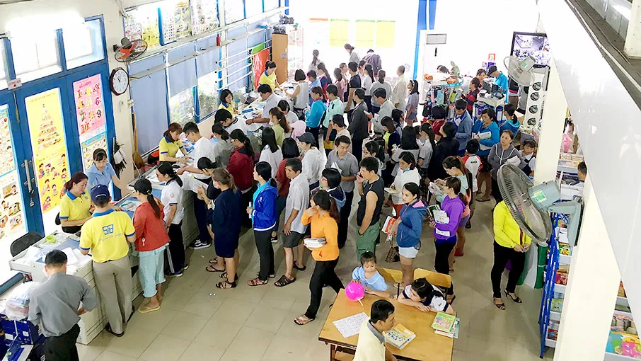 Xếp hàng chờ trả tiền mua sách giáo khoa tại nhà sách       Ảnh: CAO THĂNG