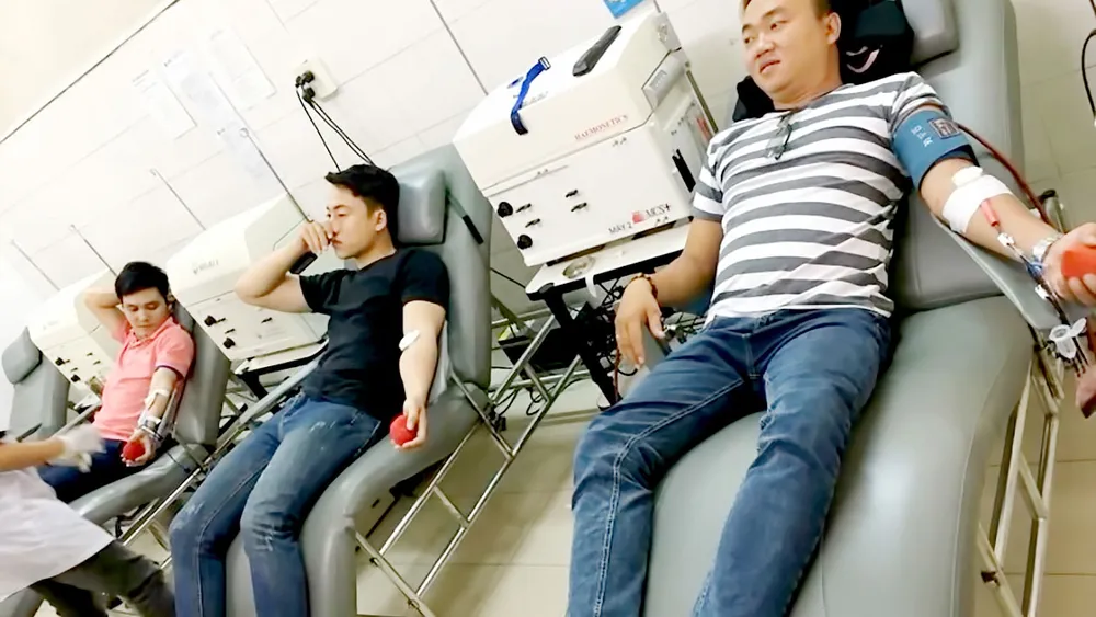 Các tình nguyện viên CLB Máu hiếm đi hiến máu