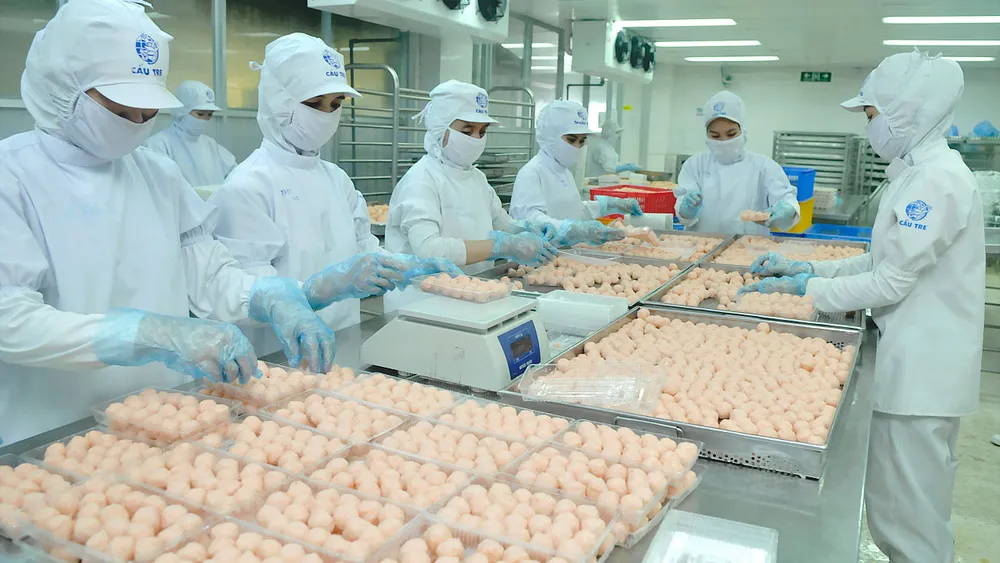 Chế biến thực phẩm tại CJ Cầu Tre       Ảnh: CAO THĂNG