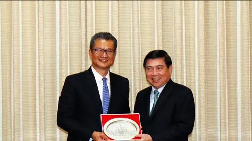  Chủ tịch UBND TPHCM Nguyễn Thành Phong đã có buổi tiếp ông Trần Mậu Ba, Cục trưởng Cục Tài chính Hồng Công, Trung Quốc. Ảnh: TTXVN
