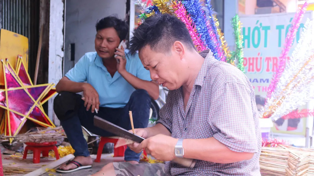 Một gia đình chuyên làm lồng đèn ngôi sao tại Phú Bình (quận 11, TPHCM)         Ảnh: LÊ VĨNH