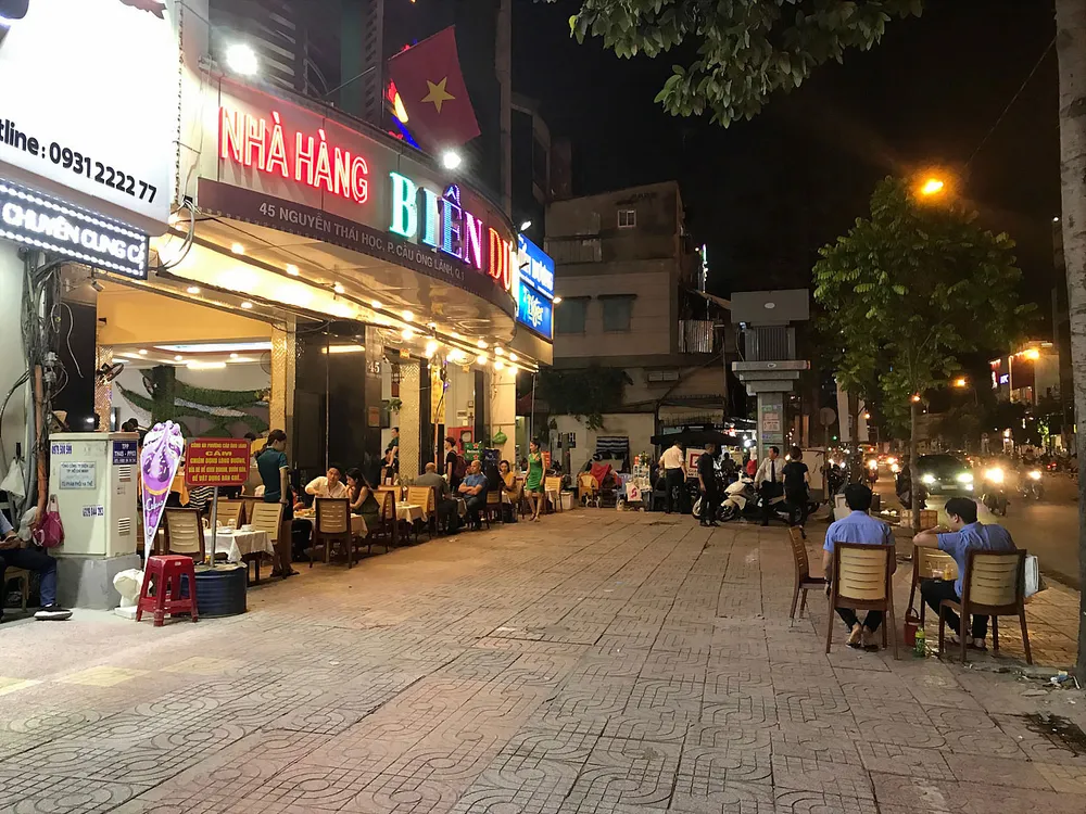 Vỉa hè trên đường Nguyễn Thái Học (quận 1) đã thông thoáng cho người bộ hành