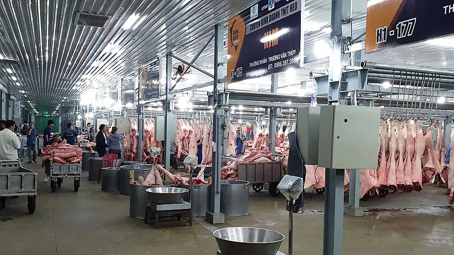 Khu nhà lồng mát kinh doanh thịt heo tại chợ đầu mối NSTP Bình Điền
