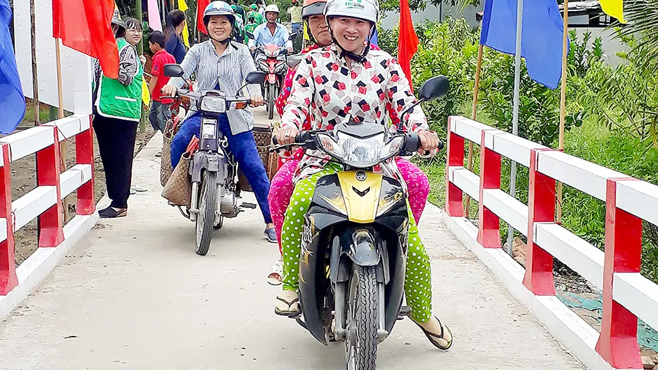 Niềm vui của bà con xã Long Thới khi đi trên cây cầu mới