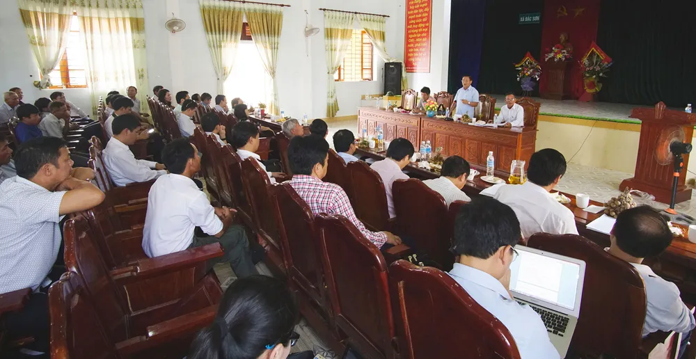 Bí thư Tỉnh ủy Hà Tĩnh Lê Đình Sơn tiếp xúc, nghe nguyện vọng nhân dân trong quá trình sắp xếp  đơn vị hành chính thôn