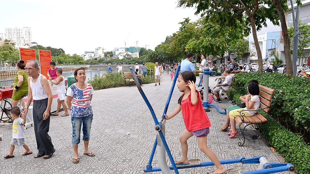Người dân vui chơi bên kênh Nhiêu Lộc - Thị Nghè. TPHCM cần nhiều không gian công cộng, cây xanh để thúc đẩy sự cởi mở, sáng tạo Ảnh: VIỆT DŨNG