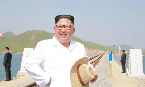 Lãnh đạo Triều Tiên Kim Jong-un thị sát tuyết đường sắt nối Koam với Dapchon ở Triều Tiên hồi tháng 5. Ảnh: KCNA