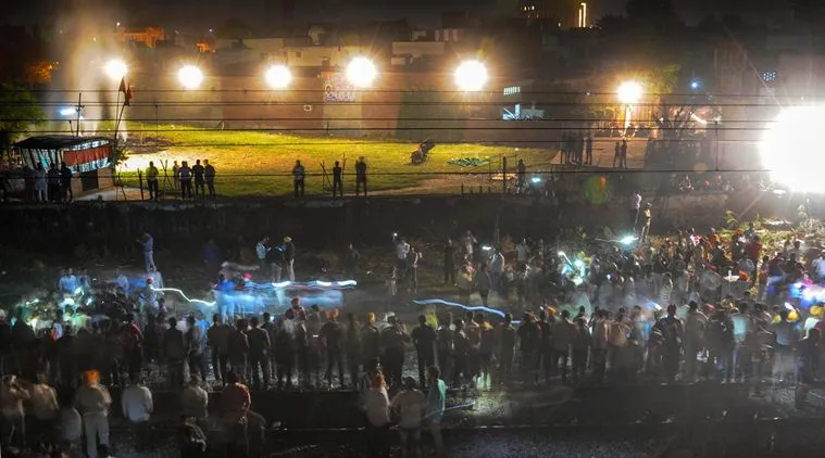 Đoàn tàu đã cán qua đám đông đang tụ tập ở đường ray để tham gia lễ hội Dussehra truyền thống của người Hindu. Ảnh: INDIA EXPRESS 