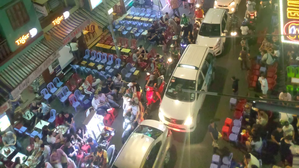 Ồn ào, mất trật tự ở phố đi bộ Bùi Viện