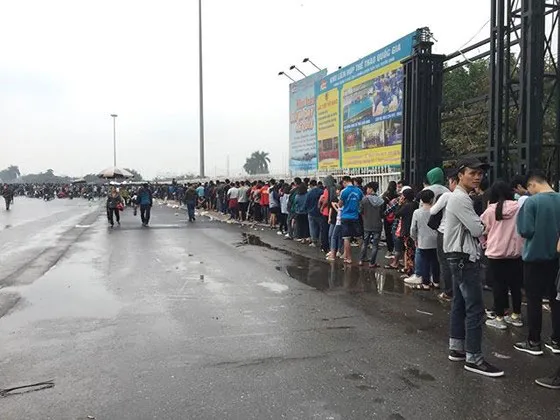  Nhiều người hâm mộ đã có mặt từ đêm hôm trước để có thể mua vé sớm