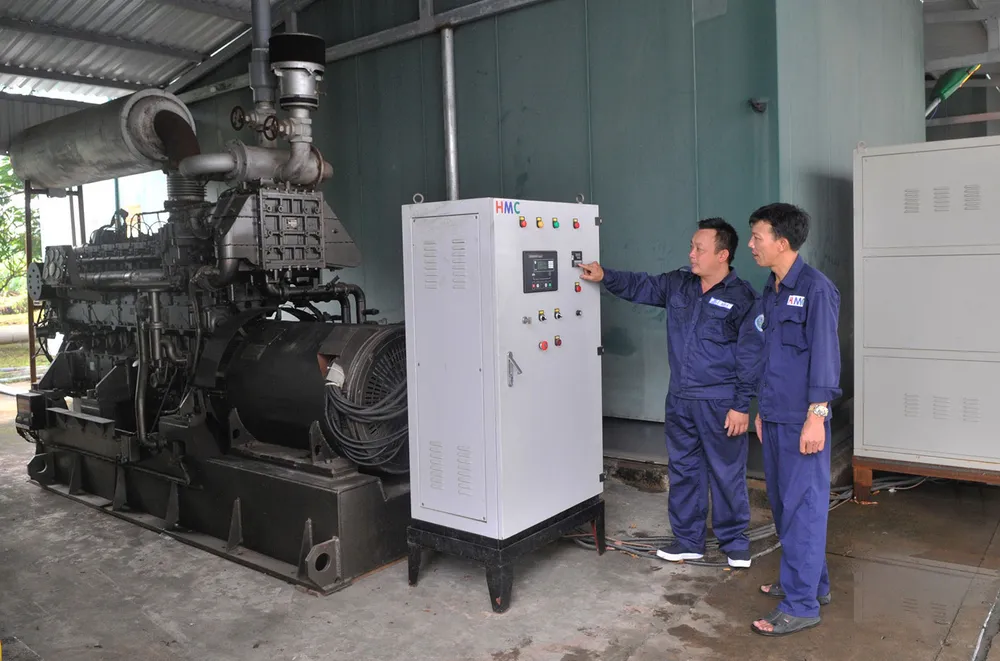 Máy phát điện sử dụng khí chuyển hóa từ rác tại bãi rác Gò Cát                                                                                     Ảnh: THÀNH TRÍ