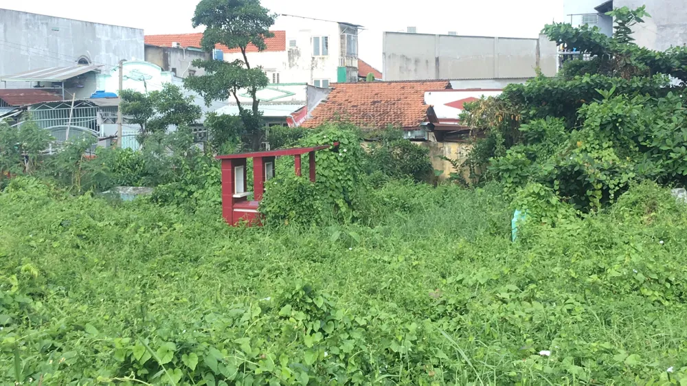 Khu nghĩa trang gia đình nằm trong khu dân cư vừa mất  mỹ quan, lại dễ bị lấn chiếm  