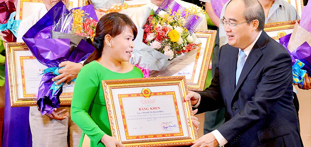 Bí thư Thành ủy TPHCM Nguyễn Thiện Nhân biểu dương, khen thưởng các tập thể, cá nhân có thành tích xuất sắc trong học tập và làm theo tư tưởng, đạo đức,                            phong cách Hồ Chí Minh năm 2017-2018                .  Ảnh: VIỆT DŨNG