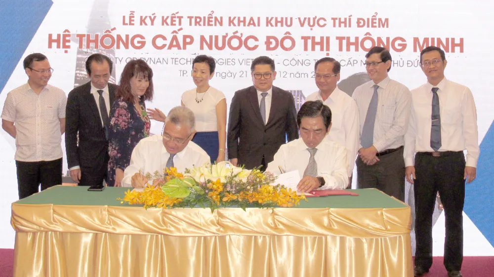 Đại diệm công ty Rynan Technologies Vietnam và Công ty CP  Cấp nước Thủ Đức ký kết hợp tác thí điểm hệ thống cấp nước thông minh