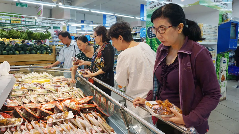 Người tiêu dùng chọn mua các loại nông sản, thực phẩm an toàn tại TPHCM                                                                                                               Ảnh: Thi Hồng