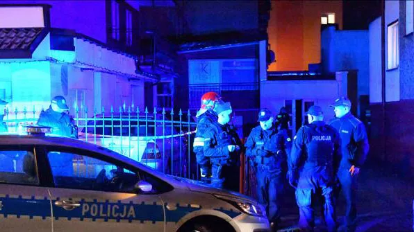 Lực lượng chức năng phong tỏa hiện trường vụ hỏa hoạn tại thành phố Koszalin. Ảnh:  PAP