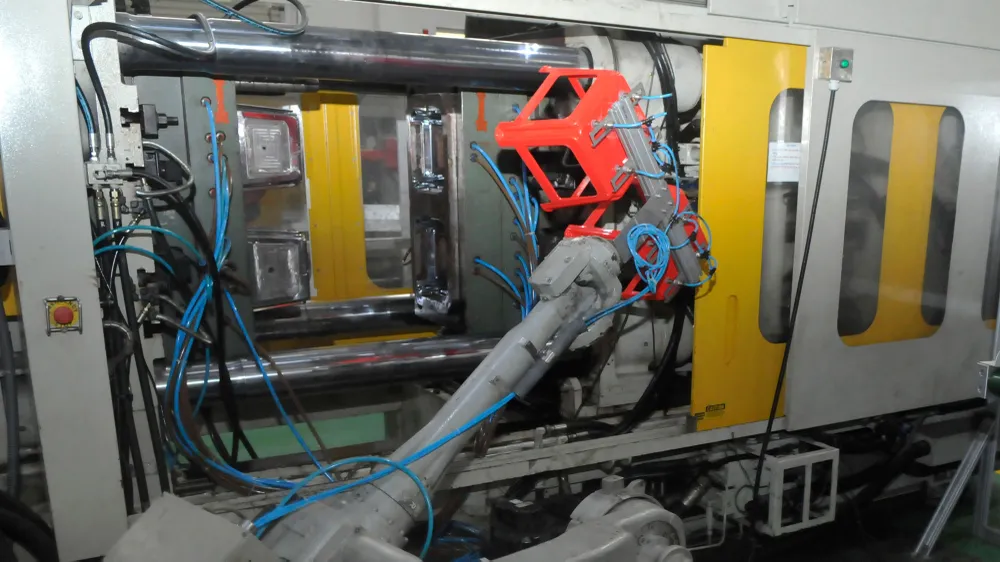 Sử dụng robot sản xuất sản phẩm nhựa gia dụng tại một doanh nghiệp ở TPHCM                                                    Ảnh: CAO THĂNG