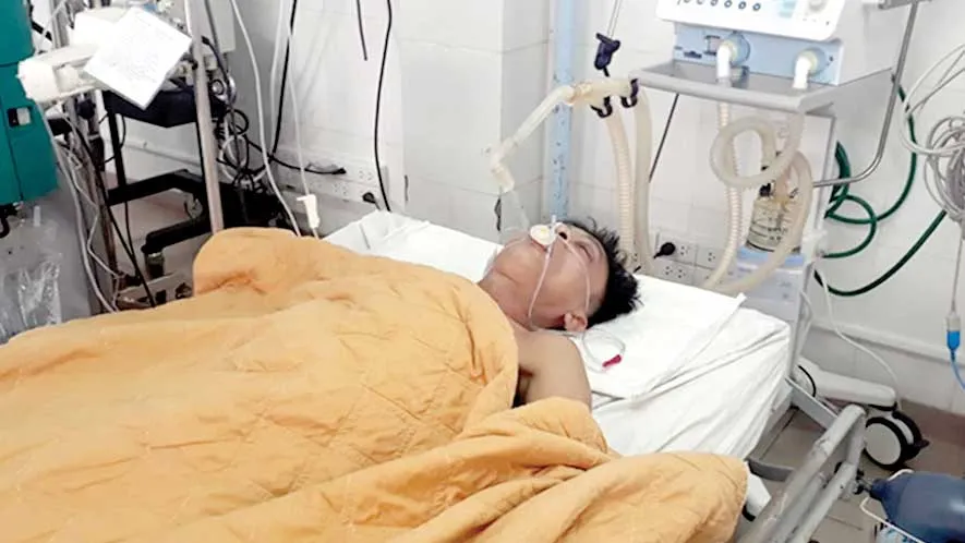 Bệnh nhân Nguyễn Văn Nhật được Bệnh viện Đa khoa Quảng Trị truyền bia giải độc rượu